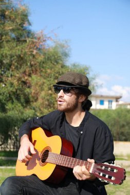 Parkta klasik gitar çalan adam..