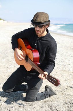 Parkta klasik gitar çalan adam..