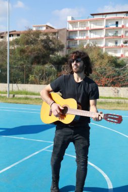 Parkta klasik gitar çalan adam..