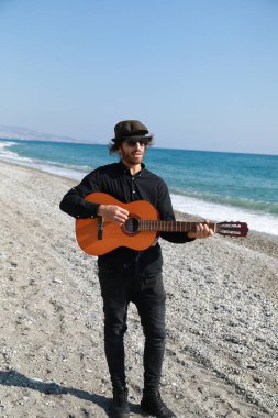 Parkta klasik gitar çalan adam..