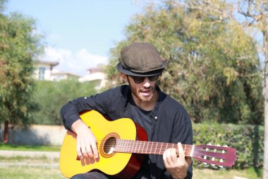 Parkta klasik gitar çalan adam..