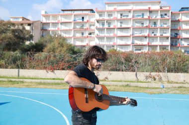 Parkta klasik gitar çalan adam..