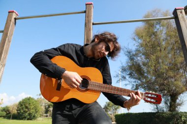 Parkta klasik gitar çalan adam..