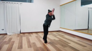 Parke üzerinde çıplak ayakla dans ederek Kötü Düşüncelerden Kurtar kendini.