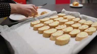 Ev Mutfağında Bir Kız İkinci Pişirmeden Önce Cantucci Bisküvilerini Böler.