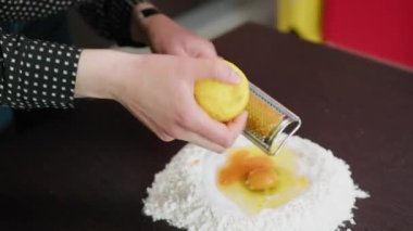 Limonu rendeleyin Bir Çeşmenin Çamuruna Dalın.