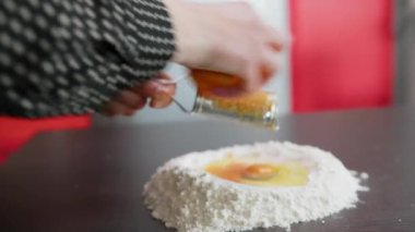 Sicilya Portakal Zest 'ini Ev Yapımı Paskalya Pastası Hamuru yap.