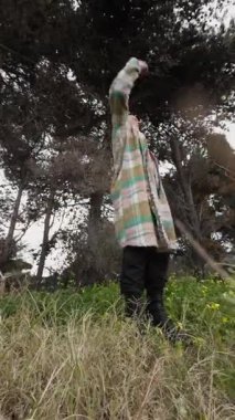 İlkbaharın başlarında Bitkiler Arasında Dans Eden Kadın.