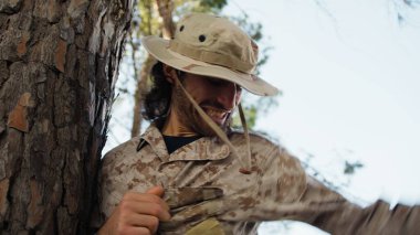 Genç Adam Doğada Yüz İfadesi Yapıyor.