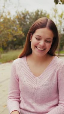 Doğada farklı yüz ifadeleri yapan bir kız..