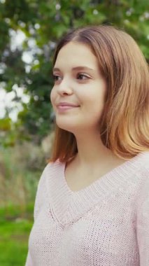 Doğada farklı yüz ifadeleri yapan bir kız..