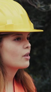 Doğada farklı yüz ifadeleri yapan bir kız..