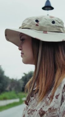 Doğada farklı yüz ifadeleri yapan bir kız..