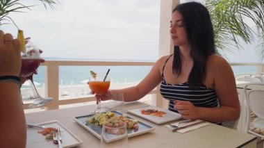 Renkli Kokteyller Resort 'ta öğle yemeği için içecekler . 