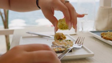 Kılıç balığına Limon Sıkan Kadın . 