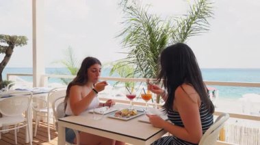 Panoramik Deniz Manzaralı Mutlu ve Rahatlatıcı Öğle Yemeği. 