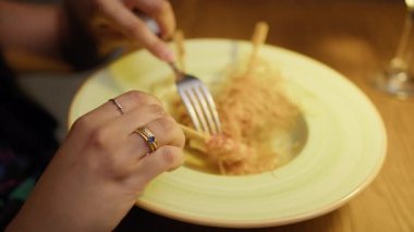 Gurme Tabağının İçindeki Şişe 'den Karidesleri Kaldırma . 