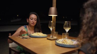 Plajdaki restoranın zarif atmosferi bir kadın için akşam yemeği.. 