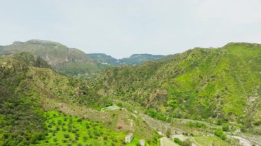 Calabria Bölgesindeki Yüksek Tepeler Kuru Nehir Yakınındaki Panoramik Manzara.