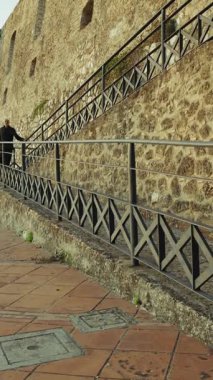 Turist Eski Kırsal Savunma Kalesini Keşfetti.