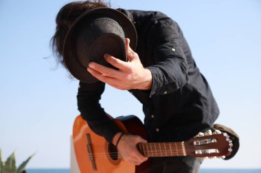 Sokak Sanatçısı Okyanus Kenarı Sahilde Klasik Gitar çaldıktan sonra Selam Verdi.