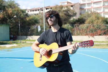 Parkta klasik gitar çalan adam..