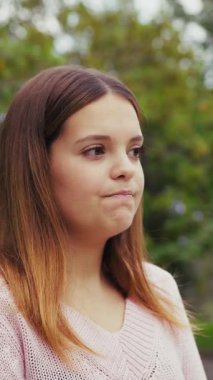 Doğada farklı yüz ifadeleri yapan bir kız..