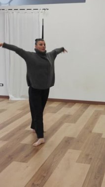 Bir balo salonunda Bir İtalyan Kadın Dans Gösterisinden Önce Çalışıyor.