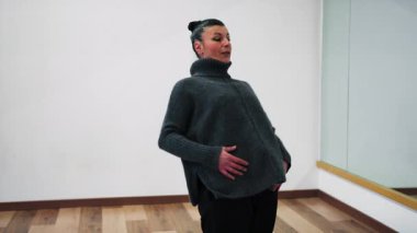 Kadınlar Balo Salonunda Klasik Dans ile Konsantrasyon Teknikleri Çalışıyor.