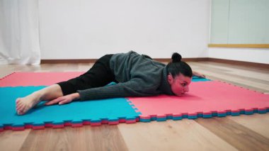 Spor yaptıktan sonra Tatami Spor Salonunda Rahatlama Ruhu Yoga Konumu.