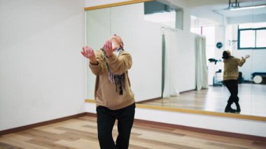 Balo Salonundaki Bir Kadın Yavaş ve Hızlı Dans Hareketleri Yapıyor.