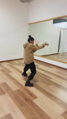 Kadın balo salonu dans hobisiyle rahatlıyor..