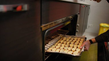 Kadın Aşçı Fırın İçin Tatlı Cantucci Pişiriyor.