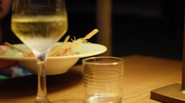 Garson, gurme karides tabağını akşam yemeği için mutlu kadına getiriyor. . 