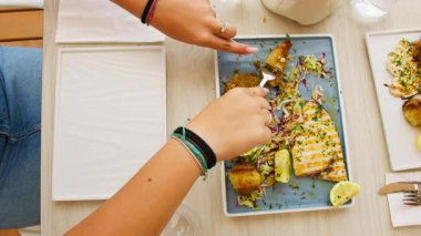 Kızarmış ve ızgara balığın karışımıyla öğle yemeği. .