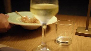 Akşam yemeğinde restoranın tabağını servis eden garson. . 