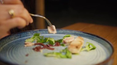 Restoranda akşam yemeği için taze ton balığının tadını çıkaran bir kadın. . 