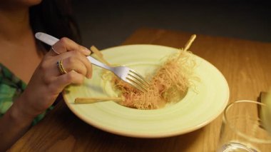 Restorandaki yemeğin açılışı için karidesten yapılmış şiş. . 