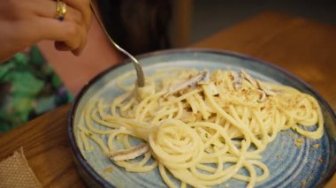 Yemek sırasında otelde spagetti yiyen bir kadının ayrıntıları. .