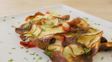 Patates Domates ve Zeytinler Gurme Tabağını Besteliyor . 