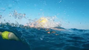 Suda Fizyoterapi Yapan Adam Serbest Yüzmede Yüzüyor . 