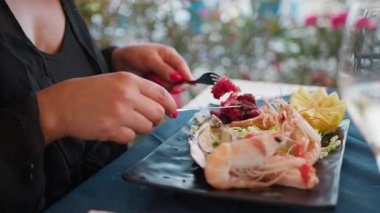 Kumsalda Gurme Yemek Yiyen Bir Kadının Elleri . 