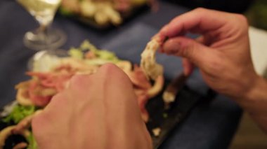 Adam yemeden önce ellerini karides temizlemek için kullanıyor. . 