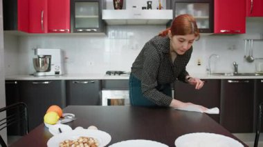 Pişirme Hazırlığından Önce Tablo Temizleniyor.