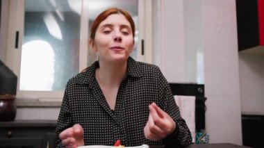 Masada oturan tipik bir İtalyan Tatlısının Tadı Mutludur.