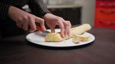 Ev Mutfağında Bir El İkinci Fırında Pişirmeden Önce Cantucci Bisküvilerini Keser.