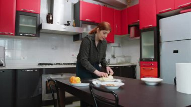 Genç Kadın Sağlıklı Ev Yapımı Pastalar İçin Öksürük Hazırlıyor.