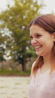 Doğada farklı yüz ifadeleri yapan bir kız..