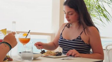 Sicilya 'da deniz kenarındaki restoranda öğle yemeği yiyorum. . 