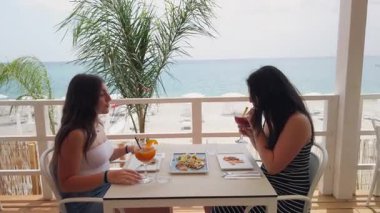 Bir arkadaş ve kokteyl ile güneşli ve rahatlatıcı bir zaman..